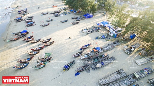 Một góc bãi neo đậu thuyền bè của ngư dân xóm Chài sau ngày ra biển. Ảnh: Hoàng Hà
