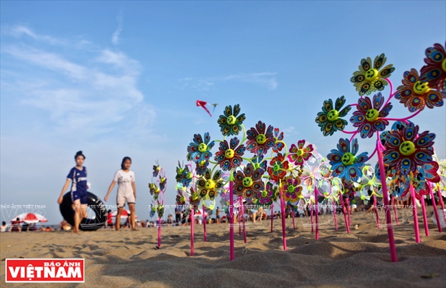 Những chiếc chong chóng tô điểm thêm sắc màu cho bãi biển Sầm Sơn. Ảnh: Công Đạt