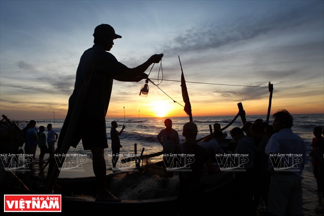 Khoảng 5h sáng, chợ cá Sầm Sơn đã tấp nập các ghe, thuyền cập bến. Ảnh: Trần Thanh Giang