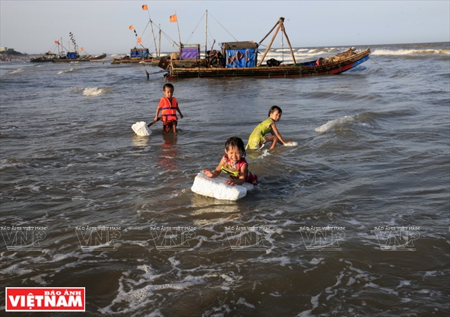  Đời sống của ngư dân các làng chài ven biển Sầm Sơn cũng là những điểm khám phá thú vị cho du khách. Ảnh: Trọng Chính