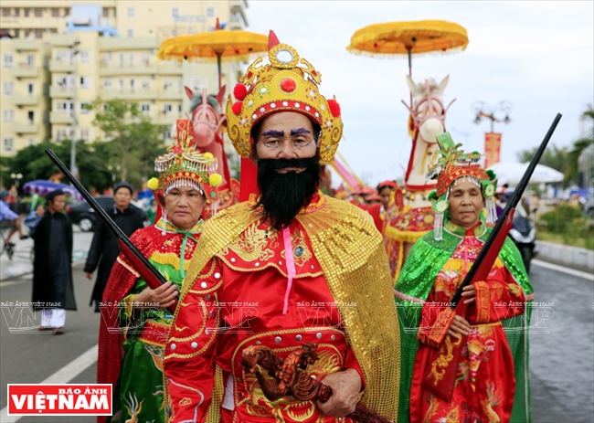 Người dân của các làng ở Sầm Sơn trong trang phục lễ hội tham gia đoàn rước. Ảnh: Trọng Chính