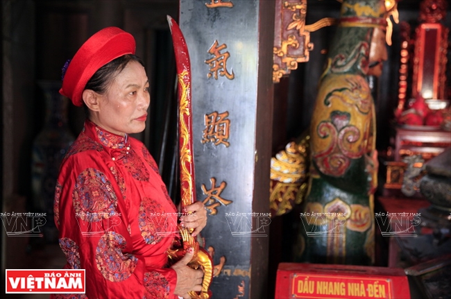 Một du khách đến từ Quận Hoàng Mai (Hà Nội) tham gia đoàn rước và lễ tế bên trong Đền Ðộc Cước trong những ngày diễn ra lễ hội ở Sầm Sơn. Ảnh: Trọng Chính