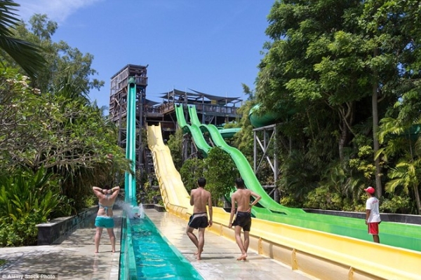 2. Waterbom Bali, Kuta, Indonesia: Các máng trượt nước rải rác khắp công viên có diện tích 38.000 m2 này khiến bạn có thể ở đây cả ngày mà không thấy chán. Ngoài ra, du khách có thể thử tàu lượn Pipline, Fast n' Fierce hay Climax với đường ray có thiết kế độc đáo, ấn tượng.  