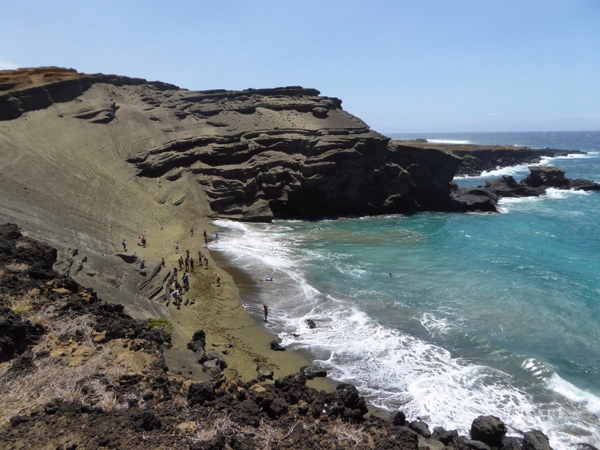 Bãi biển Papakōlea, nằm trên mũi phía Nam của đảo lớn của Hawaii, có biệt danh là Bãi biển cát xanh lá cây. Bãi cát ở đây có một màu sắc đặc biệt, nhất là dưới ánh nắng. 
