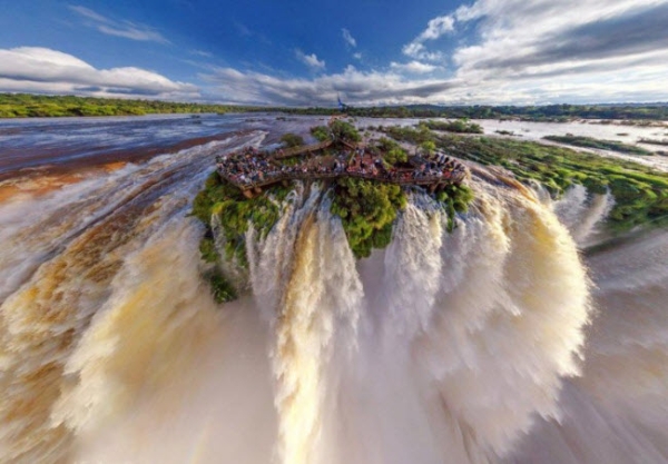Bắt nguồn từ dòng sông Iguazu, thác nước cùng tên không quá cao (87m) nhưng thực sự ngoạn mục, với 275 thác nước nhỏ trải dài 2.700 m. Thác Iguazu cao và rộng hơn so với thác Niagara, thác có hai tầng gồm nhiều ngọn nước lớn nhỏ khác nhau với hình dạng móng ngựa.