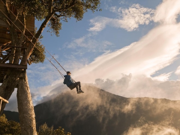 Xích đu End of the World, Baños, Ecuador: Buông xuống từ một ngôi nhà cây có tên Casa del Arbol và nhìn ra núi Tungurahua, chiếc xích đu ấn tượng này thu hút những người yêu thích cảm giác mạnh.  