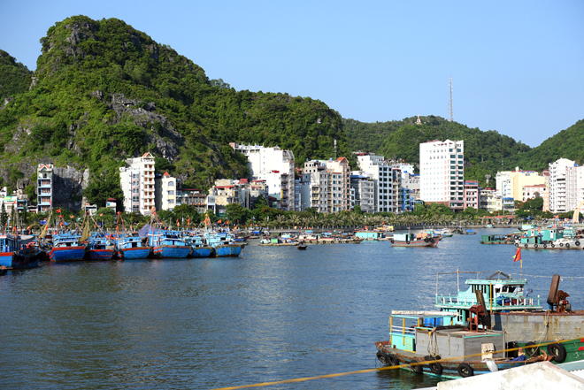Trung tâm thị trấn nhìn từ cảng cá.
