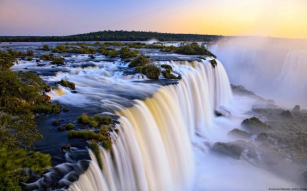 Để có thể quan sát toàn cảnh thác Iguazu nằm ở hai quốc gia Brazil và Argentina, cách tốt nhất là đi trực thăng, máy bay hoặc cũng có thể chèo thuyền ra giữa dòng thác. SkipAdAd finishes in 16 seconds