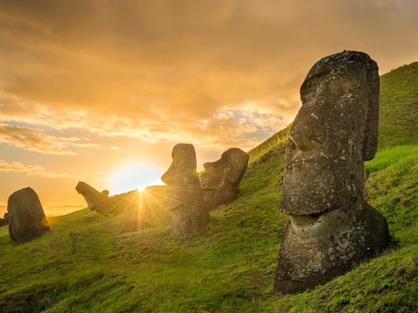 Rano Raraku, đảo Phục Sinh, Chile: Rano Raraku là một miệng núi lửa hình thành từ tro bụi, nằm ở công viên quốc gia Rapa Nui trên đảo Phục Sinh. Nơi này có những bức tượng khổng lồ bí ẩn nhìn ra biển.  