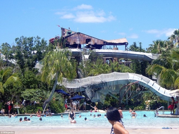 4. Công viên nước Disney's Typhoon Lagoon, Orlando, Florida, Mỹ: Đây là một trong 2 công viên nước của khu nghỉ dưỡng Walt Disney World, với nhiều điểm vui chơi thú vị thích hợp với mọi thành viên trong gia đình. Bạn có thể trải nghiệm sóng cao gần 2 m ở khu Surf Pool, hay lặn ở khu Shark Reef.  