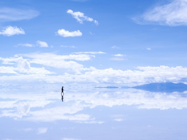 Salar de Uyuni, Bolivia: Đồng bằng muối khổng lồ này giống như chiếc gương phản chiếu mây trời, tạo thành khung cảnh siêu thực như ở hành tinh khác.  