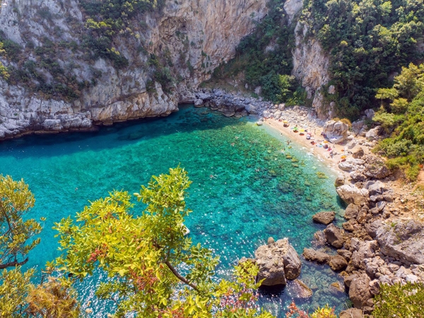 Fakistra nằm trên bán đảo Pelion của Hy Lạp có những thác nước, bãi tắm xanh ngọc bích quyến rũ. 