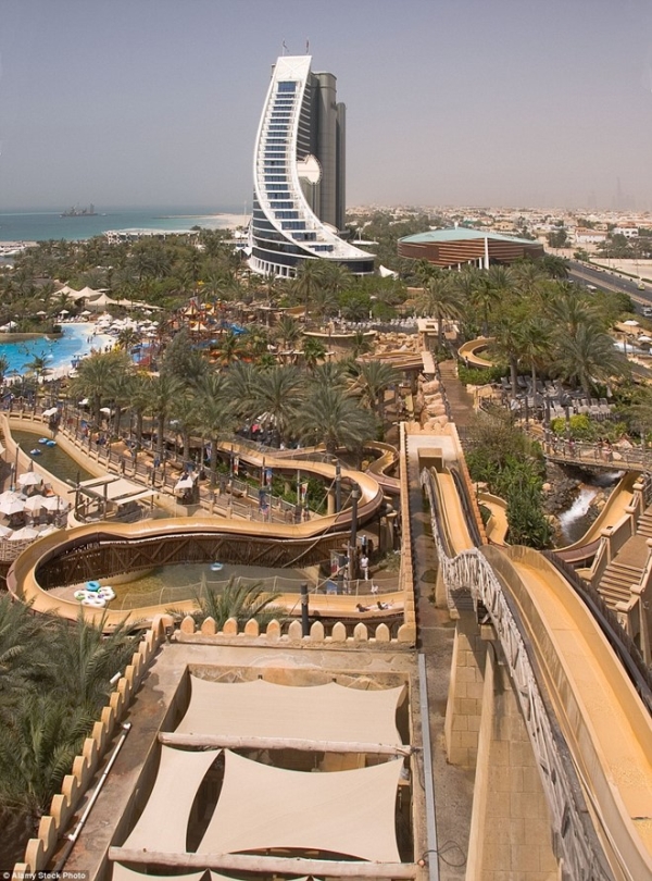 6. Công viên nước Wild Wadi, Dubai, Các tiểu vương quốc Ả Rập thống nhất: Nằm trước khách sạn 7 sao Burj Al Arab, Wild Wadi có 30 tàu lượn và các tiện ích cho gia đình. Công viên được xây theo chủ đề về Juha, một nhân vật nổi tiếng trong truyện dân gian Ả Rập.  