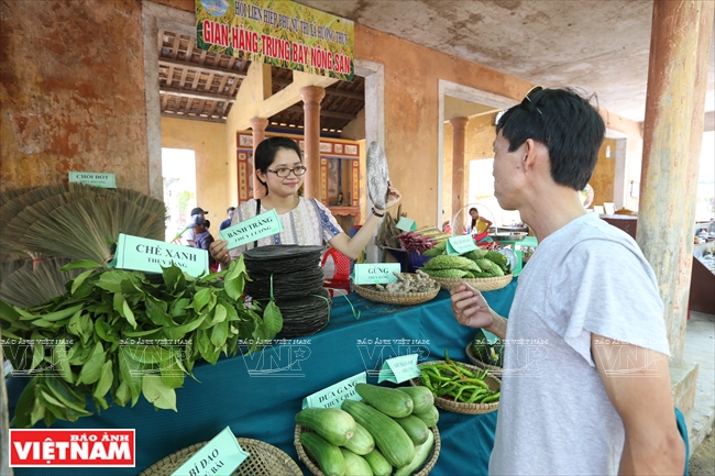 Du khách đi chợ tìm mua những thứ sản vật bình dị của làng quê. Ảnh: Tất Sơn/Báo ảnh Việt Nam