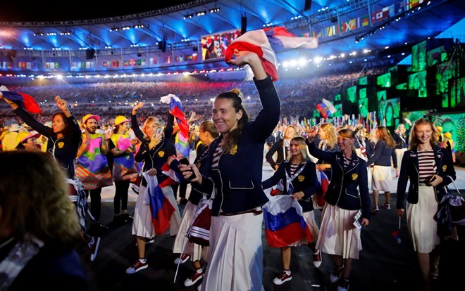 Đoàn thể thao Nga tham gia diễu hành tại lễ khai mạc Olympic Rio 2016 trên sân Maracana. (Nguồn: EPA/TTXVN)