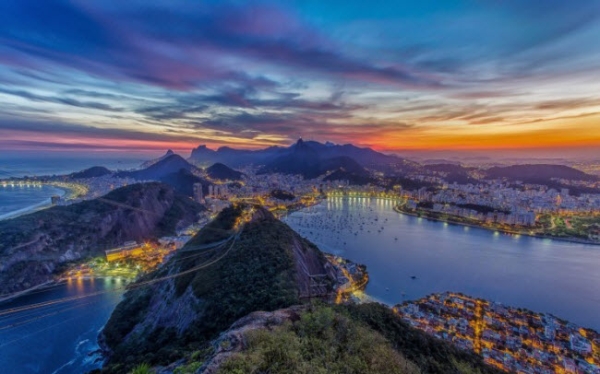 Vào năm 1502, những người Bồ Đào Nha đã đặt chân tới thành phố Rio de Janeiro và họ vô cùng kinh ngạc với phong cảnh nơi đây. Ngày nay, thành phố này là một trong những địa điểm du lịch hấp dẫn nhất tại Brazil.