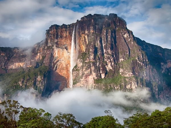 Thác Angel, Venezuela: Nằm giữa khung cảnh hoang sơ như trong các bộ phim về thời tiền sử, Angel là thác nước liên tục cao nhất thế giới. Thác có chiều cao 979 m và dòng thác dài 807 m.  