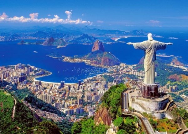 Tới thành phố Rio de Janeiro, du khách có thể khám phá vườn bách thảo được thành lập từ đầu thế kỷ 19 hay chiêm ngưỡng tượng Chúa Cứu Thế trên đỉnh núi Corcovado, với tầm nhìn toàn cảnh thành phố phía dưới. Thế vận hội mùa hè 2016 cũng đang diễn ra tại đây.