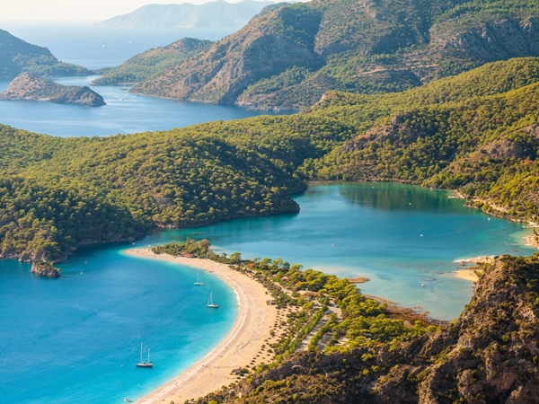 Oludeniz ở Thổ Nhĩ Kỳ không chỉ được biết tới bởi bãi biển xanh mà còn nổi tiếng với một công viên quốc gia. Bạn có thể thuê dù lượn để ngắm toàn cảnh từ trên cao.  