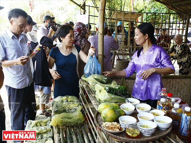 Một quầy hàng bán bánh chưng và các loại quà quê ở chợ. Ảnh: Thanh Giang/Báo ảnh Việt Nam