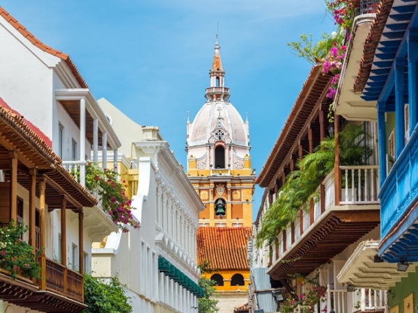 Cartagena, Colombia: Thành phố cảng hiện đại nằm bên bờ Caribbe của Colombia thu hút du khách với khu phố cổ, những quảng trường được xây dựng từ thế kỷ 16, các con phố lát sỏi và nhiều tòa nhà thời thuộc địa rực rỡ sắc màu. Với khí hậu nhiệt đới, đây còn là nơi nghỉ hè và tắm biển yêu thích của nhiều người.  