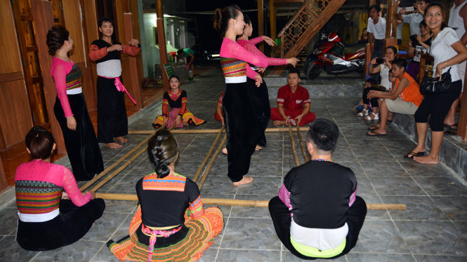 Đội văn nghệ của Mai Châu đang múa sạp - Ảnh: Phạm Tô Chiêm 