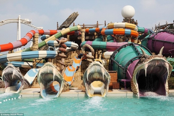 9. Yas Waterworld Abu Dhabi, Abu Dhabi, Các tiểu vương quốc Ả Rập thống nhất: Đây là công viên nước khổng lồ đầu tiên của UAE, trải rộng trên diện tích 150.000 m2. Công viên có 43 tàu lượn, các máng trượt và trò chơi khiến mọi thành viên trong gia đình đều thấy hài lòng, trong đó có máng trượt xoáy nhanh nhất và dài nhất thế giới.  