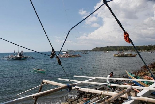 Philippines lo lắng vì tàu Trung Quốc ồ ạt tới bãi cạn Scarborough