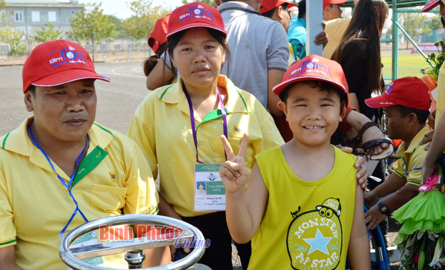 Gia đình NKT Dương Thị Rin ở xã Tân Thành, huyện Bù Đốp tham gia hội thao NKT năm 2016