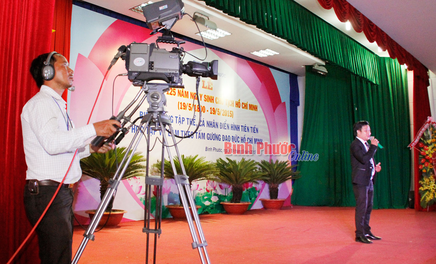 Ph&oacute;ng vi&ecirc;n Đ&agrave;i Ph&aacute;t thanh - Truyền h&igrave;nh B&igrave;nh Phước t&aacute;c nghiệp tại hội trường tỉnh - Ảnh: S.H