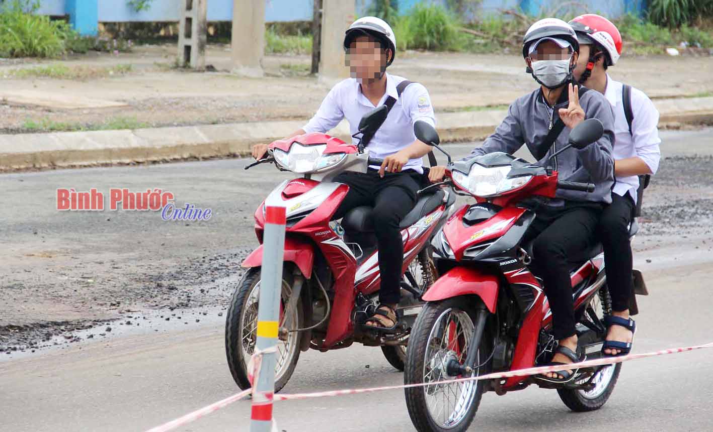 11 giờ 15 phút ngày 13-9, sau hồi trống kết thúc buổi học, nhiều học sinh Trường THPT Đồng Xoài đi về bằng xe phân khối lớn.