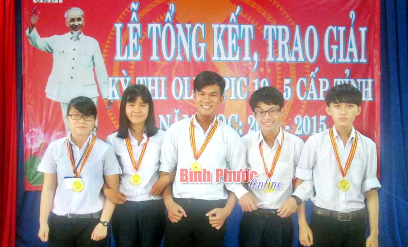 Em Từ Quốc Sơn (giữa) cùng đội tuyển tiếng Anh của Trường THPT Hùng Vương nhận huy chương vàng Olympic 19/5 (lớp 11)