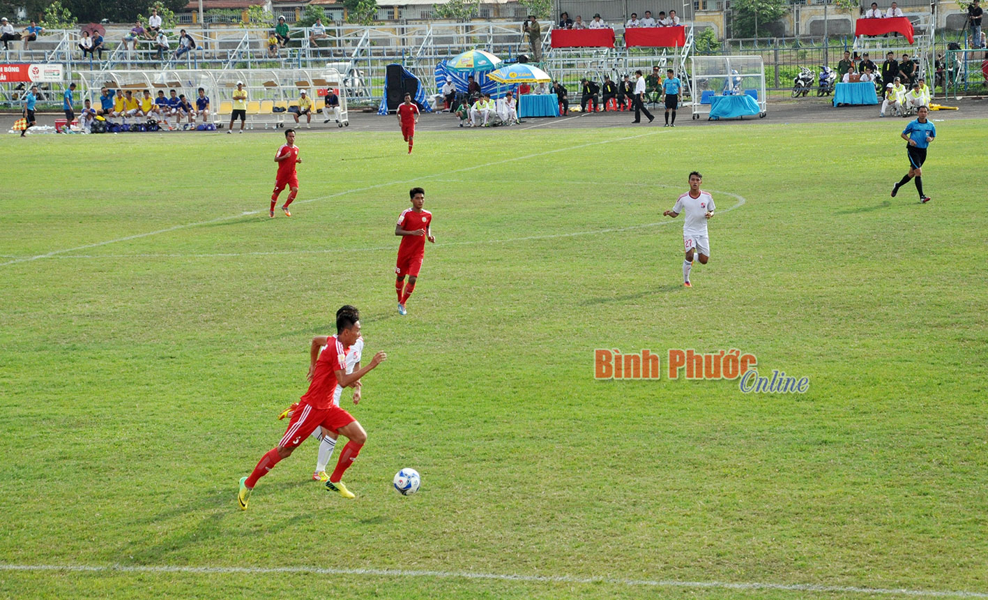 Các cầu thủ Bình Phước (áo sẫm) sẽ tiếp tục thi đấu tại giải bóng đá hạng nhất quốc gia năm 2017  