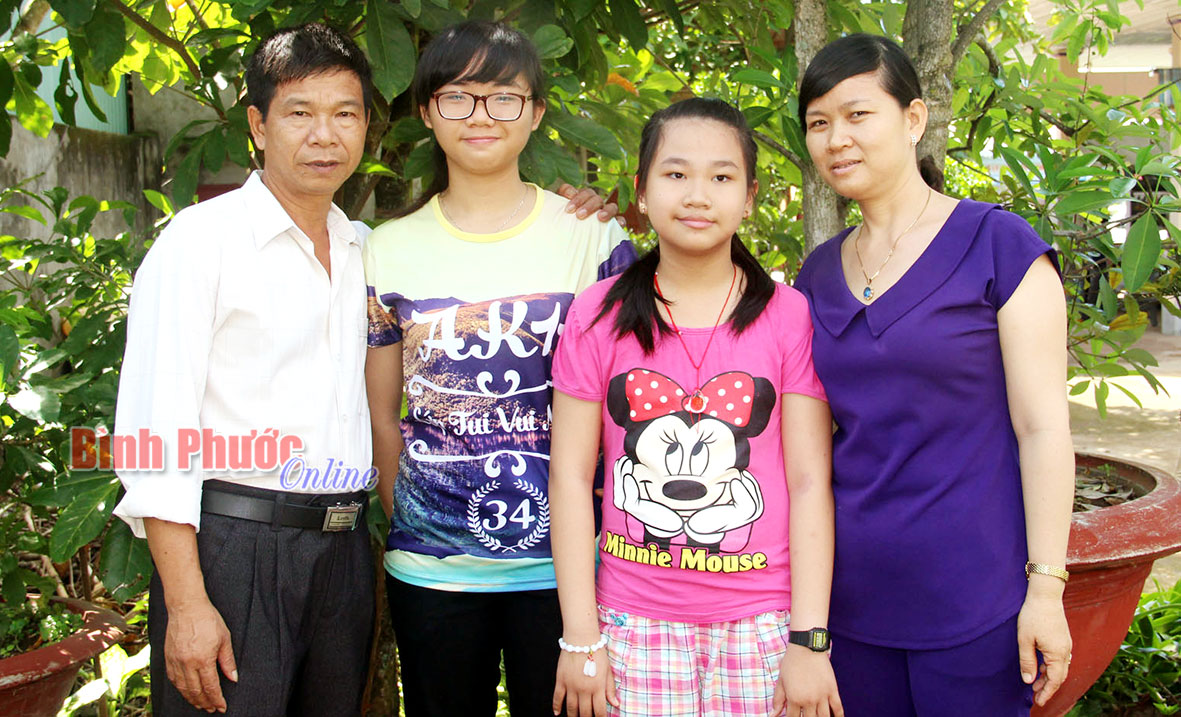Chu Hồng Phúc (thứ 2 từ trái sang) hạnh phúc bên gia đình