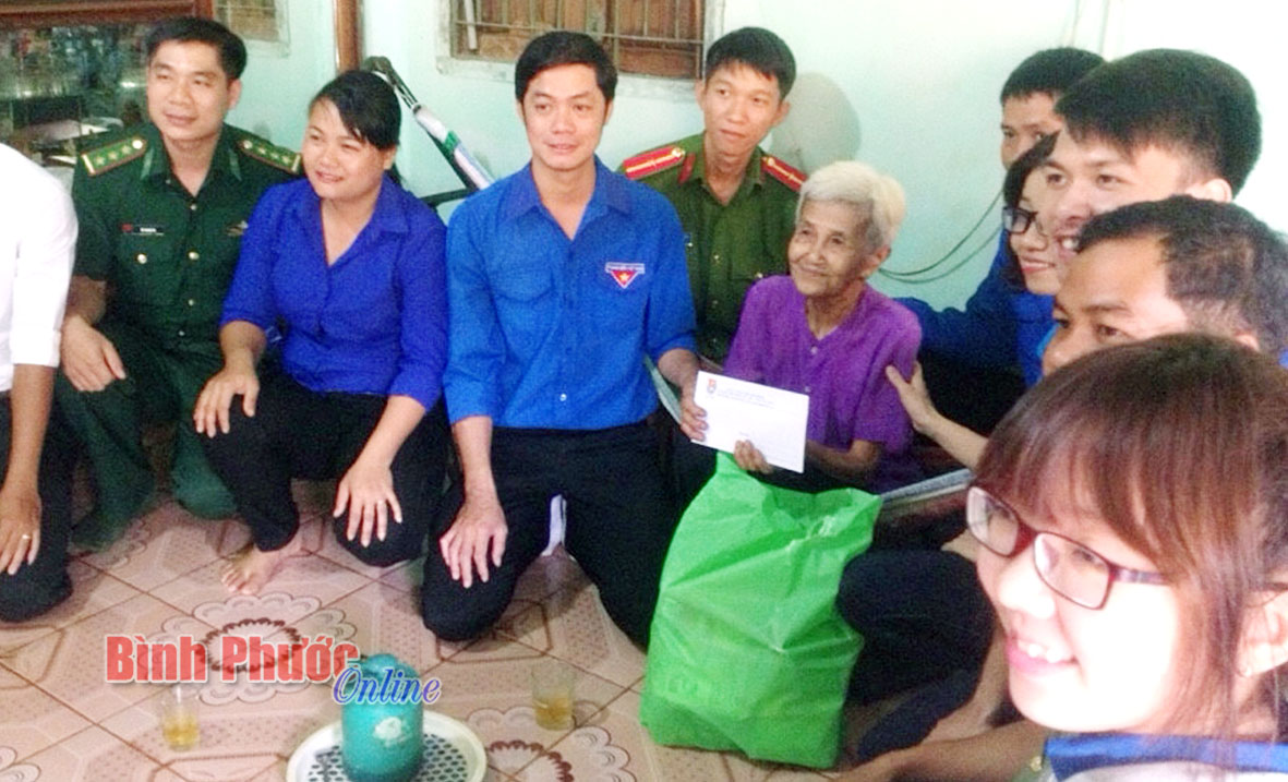 Đoàn viên thanh niên huyện Lộc Ninh thăm, tặng quà Mẹ Việt Nam anh hùng Lê Thị Nữa