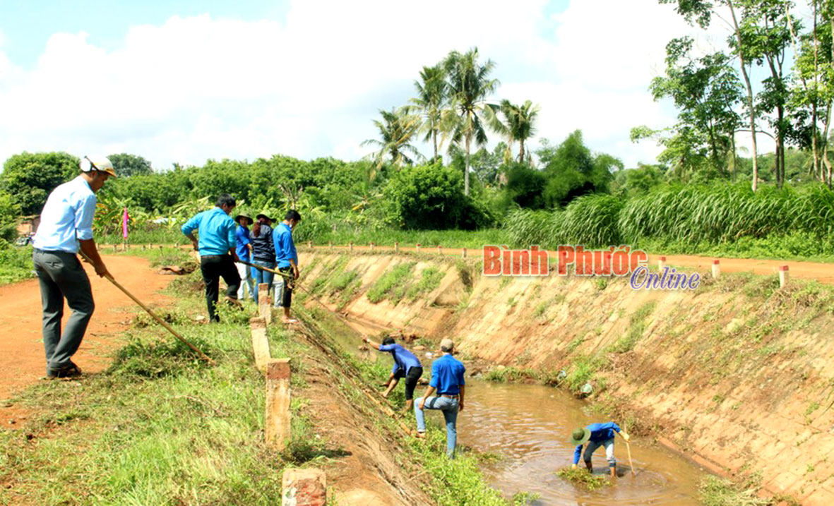 Đoàn viên thanh niên ra quân dọn vệ sinh tạo môi trường xanh, sạch cho dòng kênh trên địa bàn thị xã