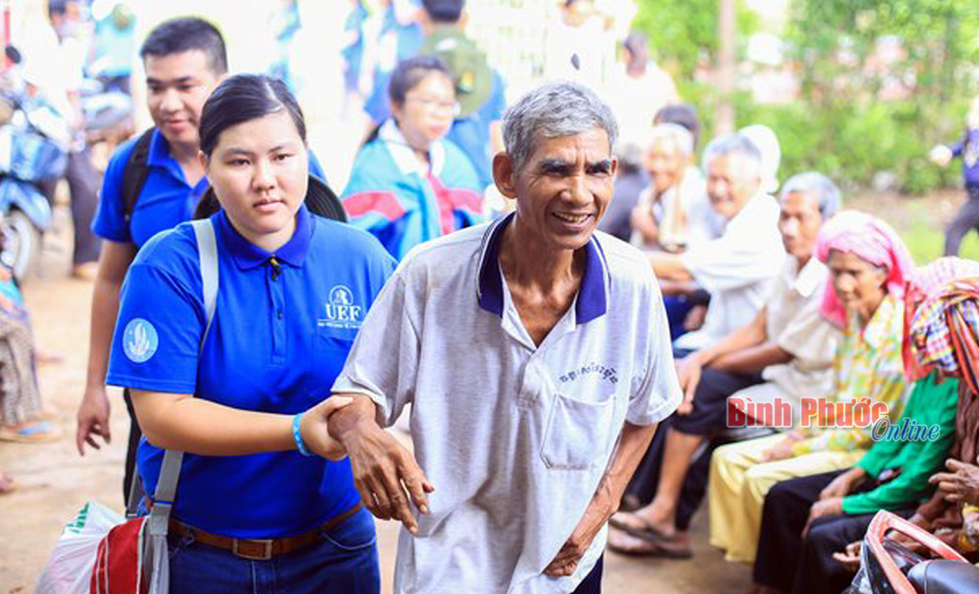 Sinh viên tình nguyện hướng dẫn người dân xã Lộc Khánh đến khu khám, chữa bệnh miễn phí