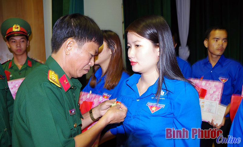 Đại tá Hà Huy Tân, Bí thư Đảng ủy, Phó tư lệnh, Trưởng ban dự án 174 Binh đoàn 16 gắn huy hiệu cho các đội viên hoàn thành nhiệm vụ giai đoạn 2014-2016