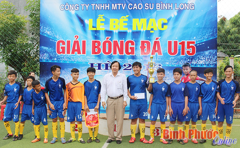 Ông Phạm Văn Minh, Trưởng phòng Thi đua - Tuyên truyền - Văn thể công ty trao cúp vô địch và tiền thưởng cho đội U15 Nông trường Xa Cam