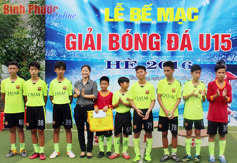 Chị Nguyễn Thị Phụng, Bí thư Đoàn thanh niên công ty trao giải nhì cho đội U15 Nông trường Đồng Nơ