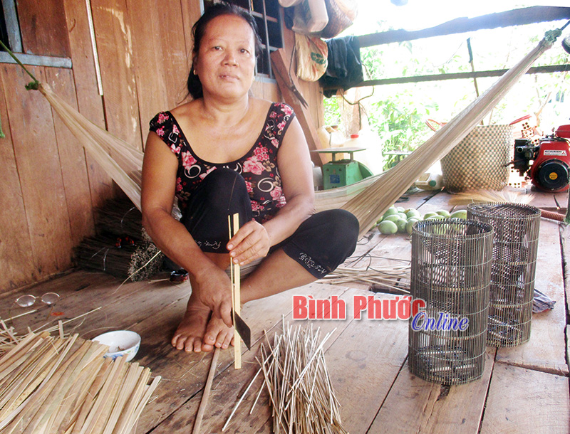 Bà Huỳnh Thị Ngon đang vót nan đan lọp