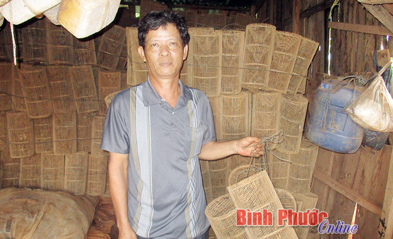 Phó thôn Bàu Nghé Trần Văn Khâm làm cả nghề “tay trái” và nghề “tay phải” để ổn định cuộc sống