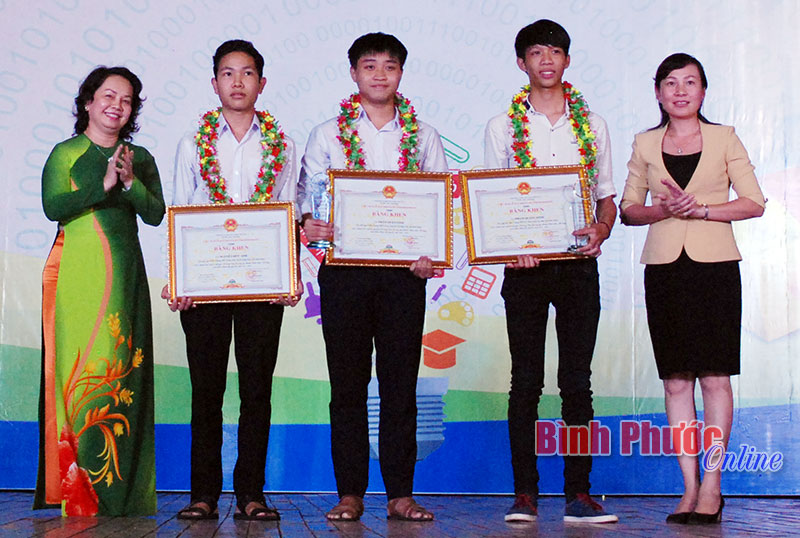 Phó chủ tịch Thường trực Huỳnh Thị Hằng và Bí thư Huyện ủy Lộc Ninh trao Bằng khen của UBND tỉnh cho 2 nhóm tác giả đoạt giải nhì.