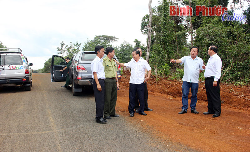 Chủ tịch UBND tỉnh Nguyễn Văn Trăm (bìa phải) trong một lần đi kiểm tra tiến độ dự án - Ảnh: M.L