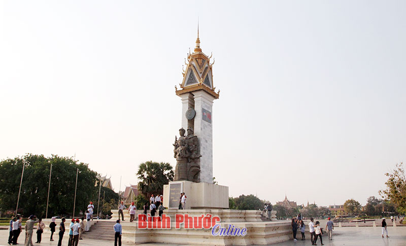 Khách du lịch tham quan Tượng đài quân tình nguyện Việt Nam hy sinh tại Campuchia ở thủ đô Phnôm Pênh - Ảnh: S.H
