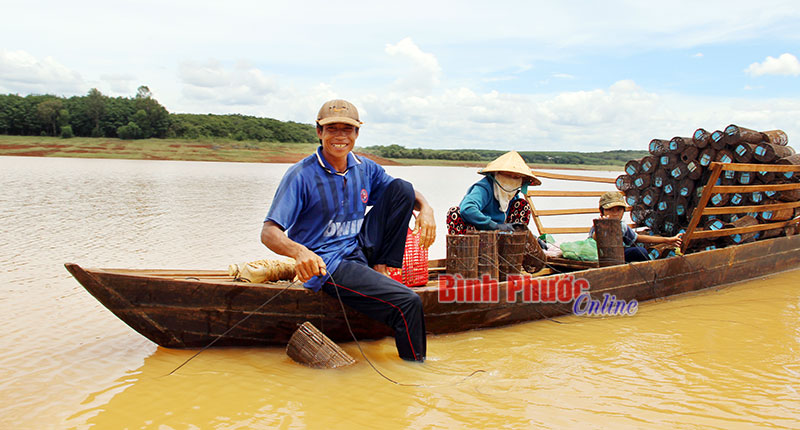 Những hộ di cư tự do từ Campuchia về sinh sống trên hồ thủy điện Thác Mơ  thuộc địa phận xã Đức Hạnh