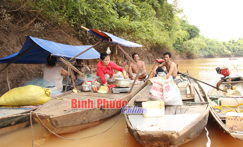 Những người di cư tự do từ Campuchia về Bình Phước thường sống trên các hồ, đập và sông (ảnh chụp trên dòng sông Bé đoạn thuộc địa phận xã Thanh An, huyện Hớn Quản)