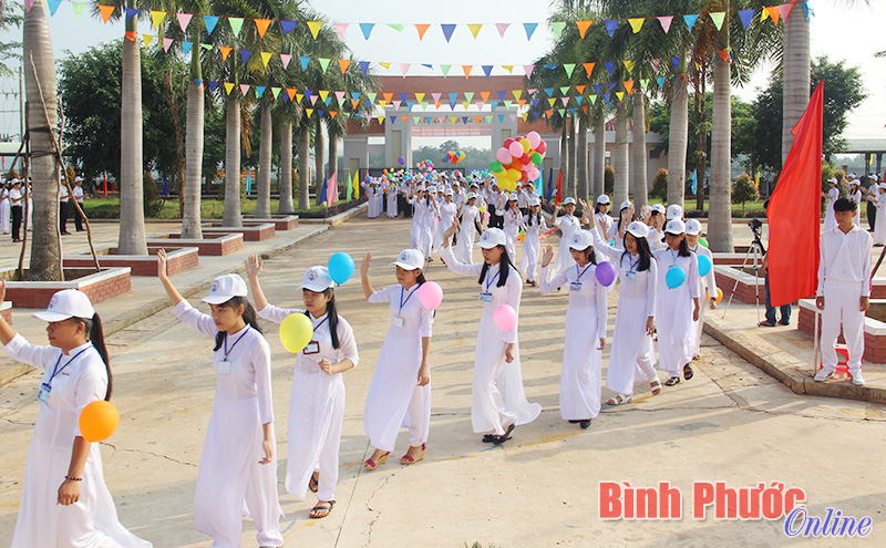 Học sinh lớp 10, Trường THPT chuy&ecirc;n B&igrave;nh Long tại lễ khai giảng năm học 2015-2016