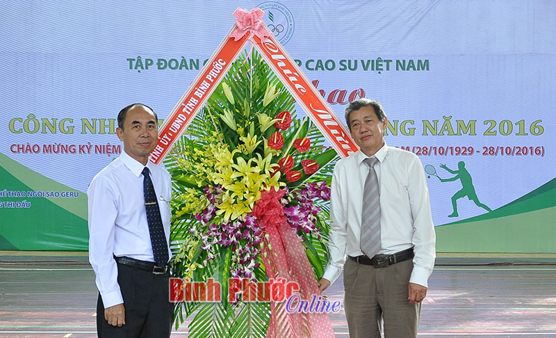 Phó chủ tịch UBND tỉnh Nguyễn Tiến Dũng tặng hoa chúc mừng hội thao