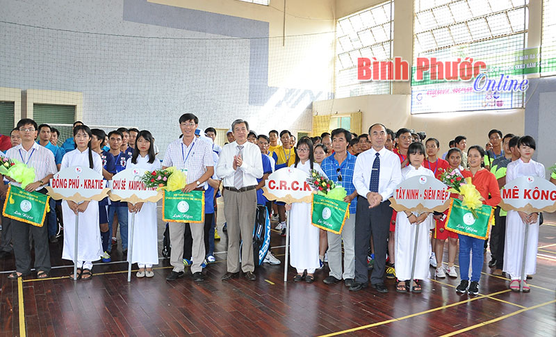 Phó chủ tịch UBND tỉnh Nguyễn Tiến Dũng và Phó tổng giám đốc Tập đoàn Công nghiệp cao su Việt Nam Hứa Ngọc Hiệp tặng hoa và cờ cho các đội tham dự hội thao